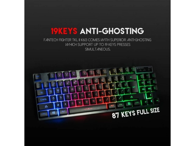 Fotografía del teclado Fantech K613 TKL II en uso durante una sesión de gaming.
