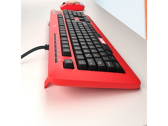 Teclado Xtech Iron Man en uso sobre un escritorio moderno