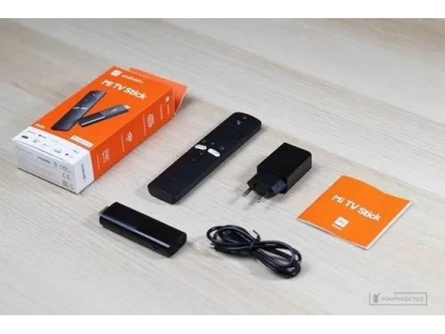 Persona transmitiendo un video desde su celular a la TV usando la función Chromecast del Xiaomi Mi TV Stick, a la venta en Avlis Uruguay.