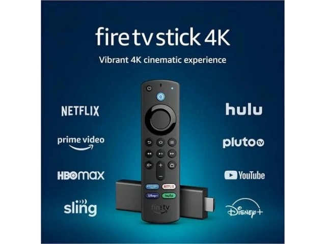 Persona sosteniendo el control remoto y usando el botón de voz de Alexa para buscar contenido en el Fire TV Stick 4K.