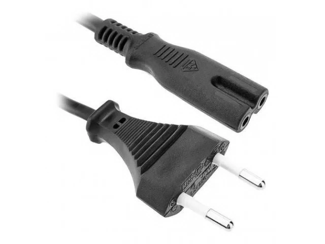 Cable de poder Tipo 8 conectado a un dispositivo electrónico como una consola de videojuegos o TV, proporcionando alimentación segura y confiable. Comprar en Avlis Uruguay.
