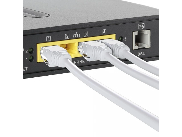 Cable de red CAT6 Gravity de 3 metros en uso, conectando un router a una PC para gaming/streaming, asegurando una conexión estable y rápida en el hogar u oficina. Avlis Uruguay. 