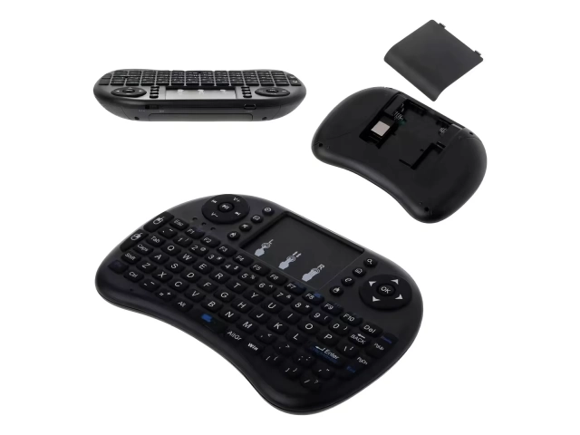 Persona utilizando mini teclado inalámbrico para navegar en TV Box, comodidad y control, en Avlis.