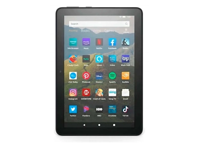 Persona disfrutando de contenido multimedia en la pantalla de la tablet Amazon Fire HD 8 (2022) Negra.