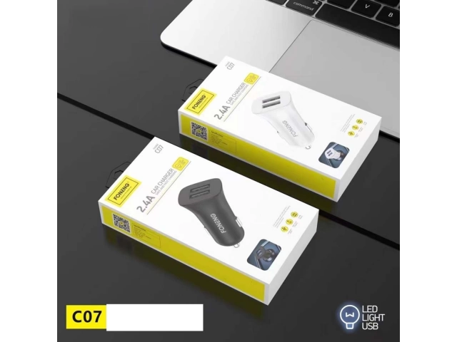 Detalle de los dos puertos USB del cargador de auto Foneng C07, ideal para cargar dos celulares o accesorios a la vez, disponible en Avlis.