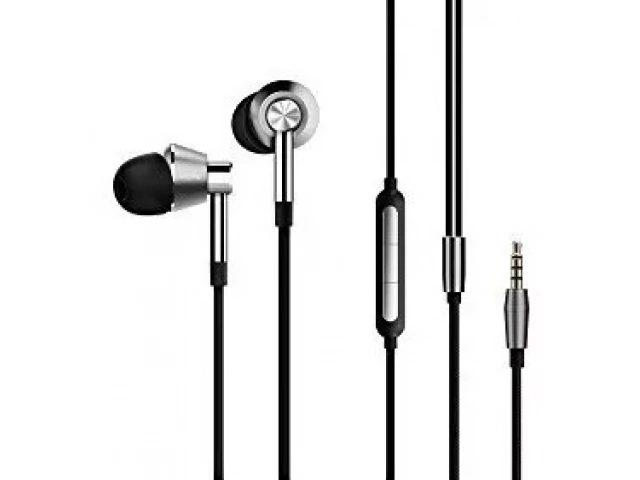 Auriculares Xiaomi 1More Design vistos de frente, cuerpo metálico y estilo moderno.