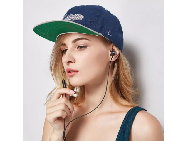 Auriculares Piston Fit Pink en uso, estilo femenino y elegante.