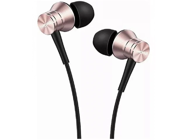 Vista lateral del auricular Xiaomi Piston Fit rosa con acabado metálico.