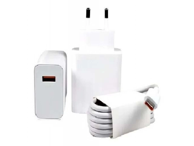 Detalle del puerto USB-A del cargador Xiaomi 67W y su cable Tipo C de alta potencia, diseñado para carga ultra rápida. Avlis.