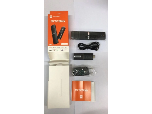 Demostración del diseño compacto del Xiaomi Mi TV Stick, conectado y oculto detrás de un televisor