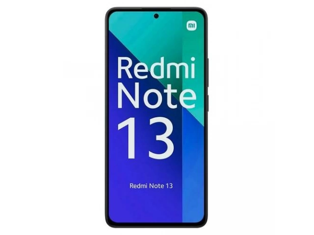 Persona utilizando el Xiaomi Redmi 13 4G en color negro en un contexto cotidiano, ilustrando su portabilidad y ergonomía para usuarios en Uruguay.