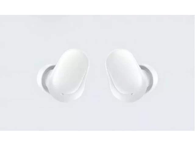 Detalle del acabado blanco brillante de los Xiaomi Redmi Buds 6 Play, diseño moderno.