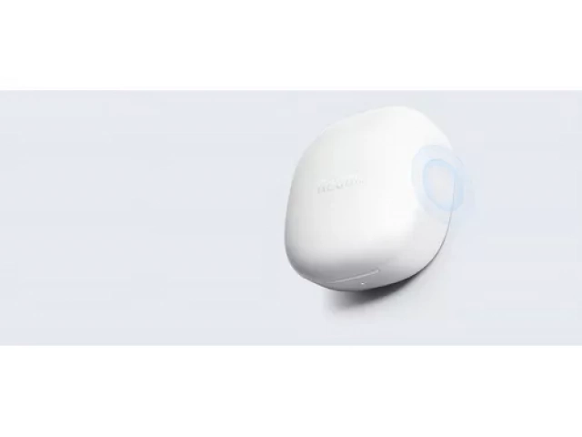Estuche de carga compacto de los Xiaomi Redmi Buds 6 Play White, ideal para transportar.