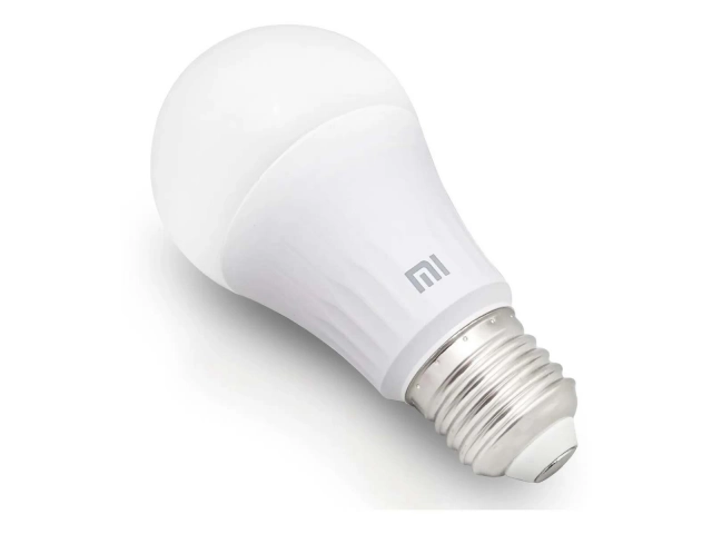 Ambiente acogedor creado con la Lámpara Xiaomi Mi LED Smart Bulb Cálida. Controlable con la app Mi Home. Avlis.