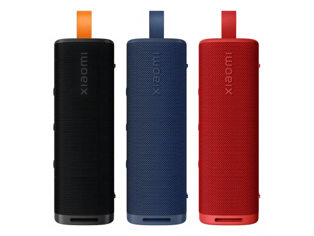 Contenido del paquete del Xiaomi Sound Outdoor 30W rojo, incluyendo cable de carga y manual.