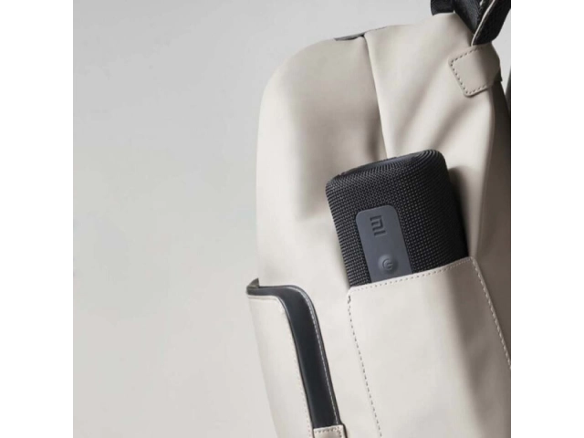 Detalle de los botones de control intuitivos y puerto USB-C del Parlante Xiaomi Mi Bluetooth Speaker 16W.