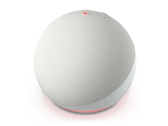 Echo Dot 5ta Gen blanco en un ambiente de sala de estar, demostrando su integración como parlante inteligente y controlador de domótica. Avlis.