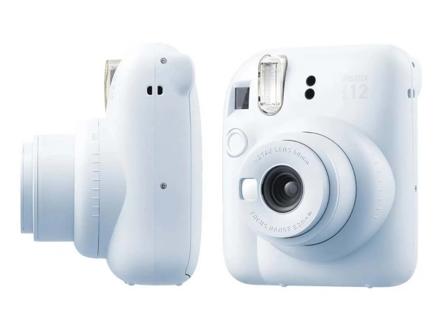 Detalle del modo selfie y espejo frontal de la c&aacute;mara Fujifilm Instax Mini 12 Azul, perfecta para autorretratos