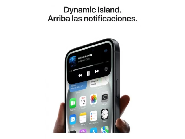 iPhone 15 128GB Black sostenido en mano mostrando diseño compacto y elegante