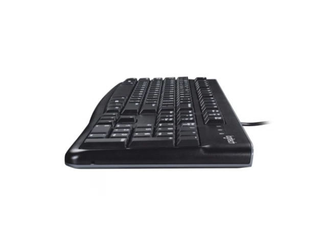 Teclado Logitech K120 USB Negro en un escritorio, ideal para trabajo y estudio en Uruguay.