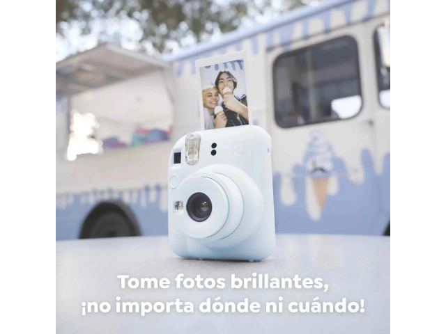 Joven sonriente en Uruguay usando la c&aacute;mara Fujifilm Instax Mini 12 Azul Pastel para capturar un momento.